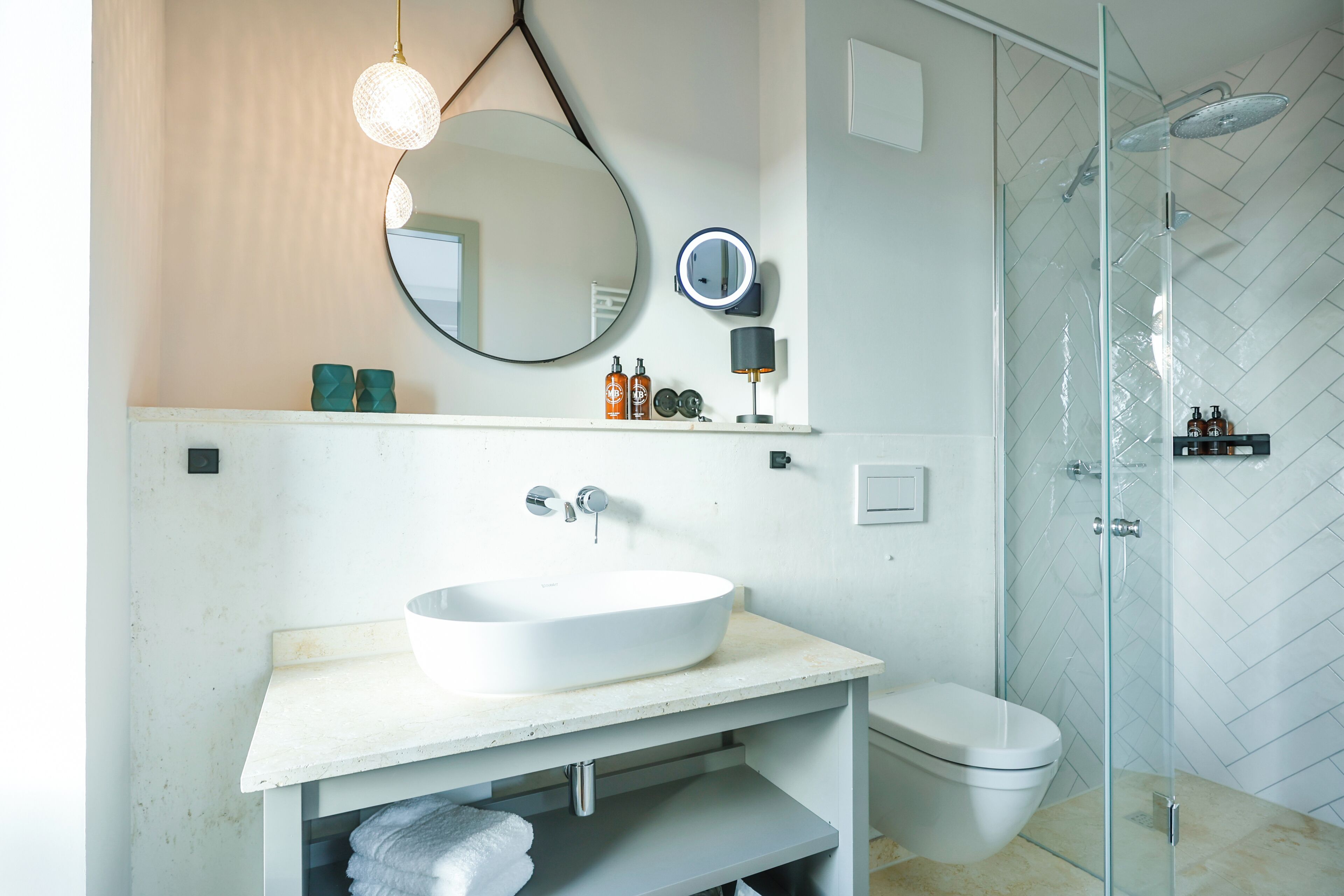 Tweepersoonskamer (Large Penthouse) | Badkamer | Een douche, een regendouche, gratis toiletartikelen, een haardroger