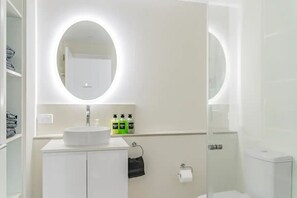 Shower, hair dryer, towels, soap - Modern Bowen Hills Apt By Utopia Property Rental - Great Location! (Bowen Hills)