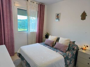 3 室のベッドルーム、アイロン / アイロン台、WiFi、ベッドシーツ