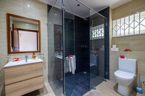 Shower, hydromassage showerhead, towels