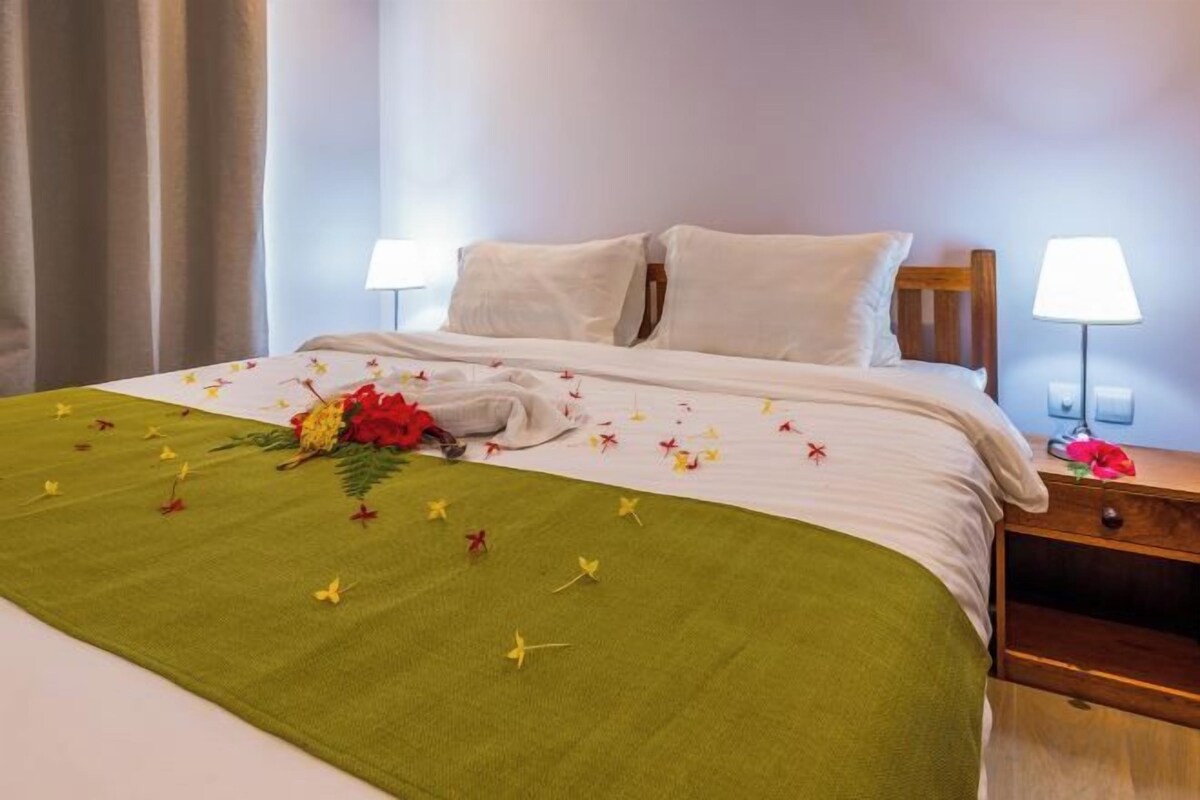 1 bedroom, premium bedding, down comforters, pillowtop beds