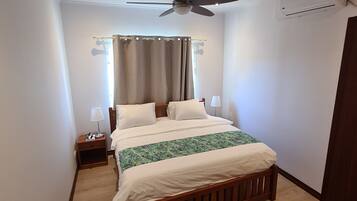 1 kamar tidur, meja kerja, dan ruang kerja ramah laptop