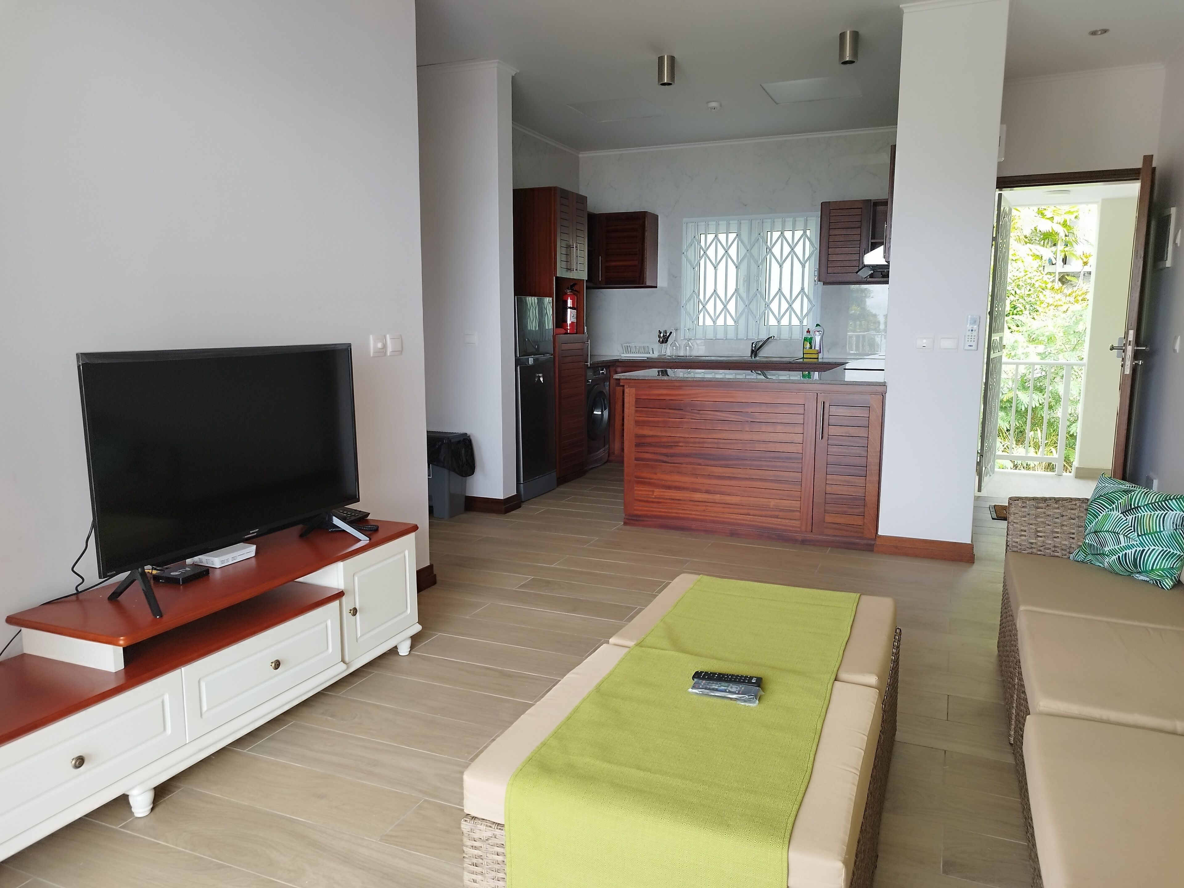 Televisión de pantalla plana de 42 pulgadas con canales digitales 