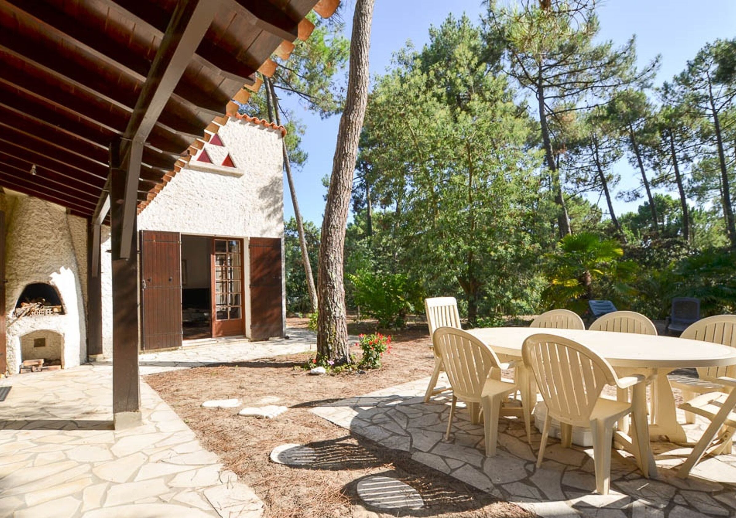 屋外ダイニングエリア