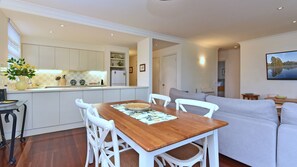 Dining - Villa 2br Bardolino Villa located within Cypress Lakes Resort (Pokolbin)