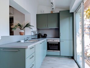 Réfrigérateur, four à micro-ondes, un four, lave-vaisselle