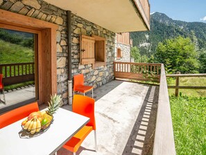 Outdoor dining - Champagny-en-Vanoise, 2R, 46m², 4 Pers, Terrace, WIFI, Hotel Services Included (Champagny-en-Vanoise)