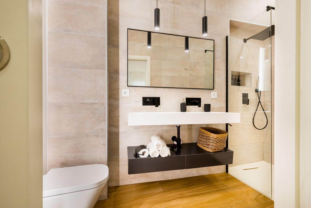 Combined shower/tub, hair dryer, towels