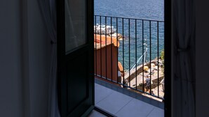 A balcony with a view of the sea, a railing, and a door. - Relais del Mare (Sorrento)