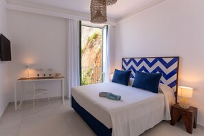 In-room safe, individually decorated, individually furnished, desk - Relais del Mare (Sorrento)