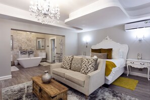 Executive Suite | In-room safe, desk, free WiFi, bed sheets - Rosewood Country Lodge (Rustenburg)