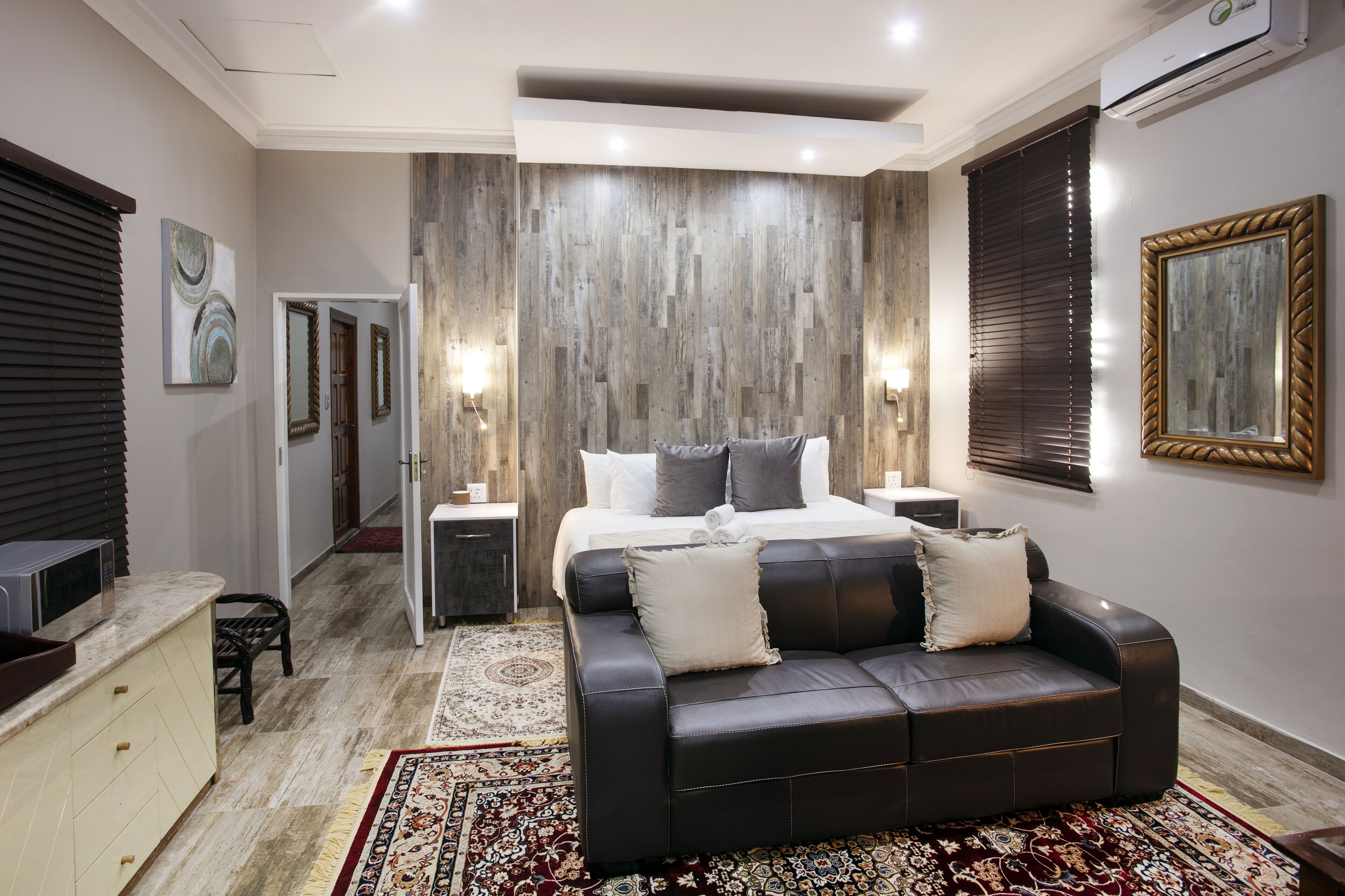 Suite Eksekutif | Brankas, meja kerja, Wi-Fi gratis, dan seprai linen