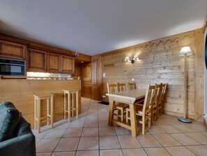 Dining - 4-room apartment, 6 ppl with private parking and Wi-Fi in Tignes Val Claret (Tignes)