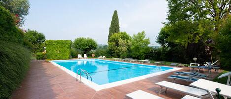 Außenpool (je nach Saison geöffnet)