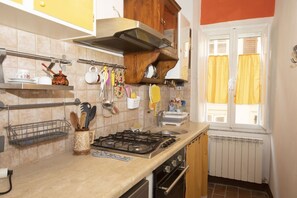 Micro-ondes, tables à manger