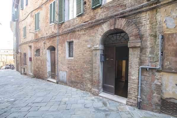 Exterior detail - Central apartment in the Tartuca Contrada (Siena)