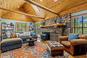 Televisión, chimenea y oficina 