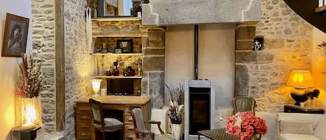 Smart TV, libros y estéreo