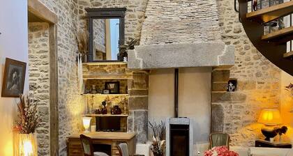 Petit gĂźte dâarriĂšre-cour au pied du ChĂąteau