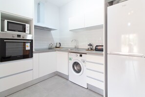 Fridge, microwave, oven, coffee/tea maker