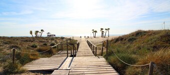 Global Properties: Apartment with large terrace on Canet beach