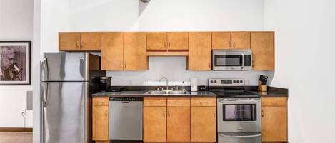 Fridge, oven, stovetop, dishwasher