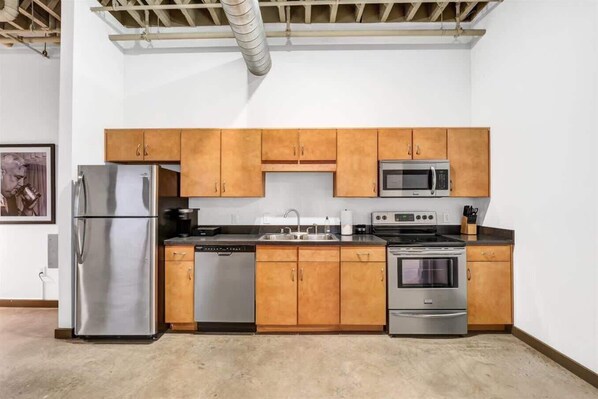 Fridge, oven, stovetop, dishwasher