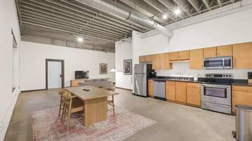 Fridge, oven, stovetop, dishwasher