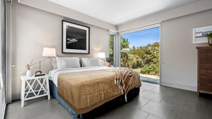 5 bedrooms, iron/ironing board, WiFi, bed sheets