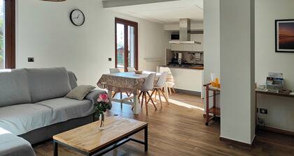 Immerso nel verde e vicino al lago, appartamento per famiglie con giardino.