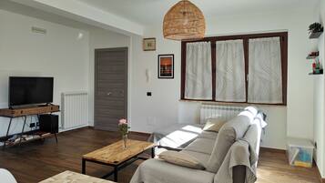 Smart TV, libri, impianto stereo, monitor per computer