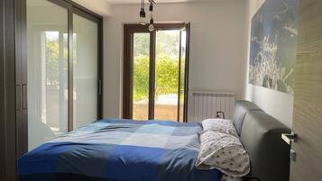 2 camere, una scrivania, insonorizzazione, ferro/asse da stiro