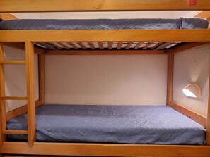 1 bedroom, WiFi - 2-Bedroom with Bunks & Balcony, Near Slopes, Free WiFi, and Parking - Sleeps 4 (Le Dévoluy)