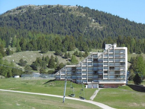 Appartement 2 pièces avec coin nuit, balcon exposé Sud-Ouest, parking gratuit, proche commerces et pistes