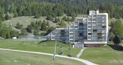 Appartement 2 piÚces avec coin nuit, balcon exposé Sud-Ouest, parking gratuit, proche commerces et pistes