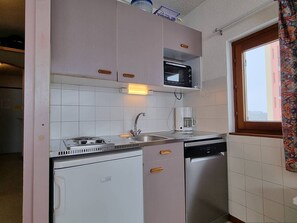 Een koelkast, een kookplaat, een vaatwasser