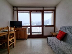 TV - 2-Bedroom with Bunks & Balcony, Near Slopes, Free WiFi, and Parking - Sleeps 4 (Le Dévoluy)