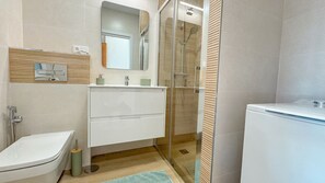 Badekar, hårtørrer, håndklæder