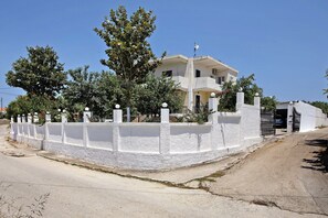 Exterior - Apartment 'Heaven's Resort' with Mountain View, Wi-Fi and Air Conditioning (Zakynthos)