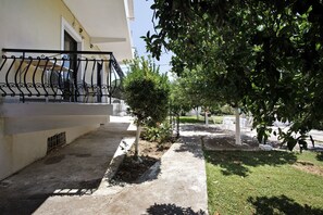 Terrace/patio - Apartment 'Heaven's Resort' with Mountain View, Wi-Fi and Air Conditioning (Zakynthos)