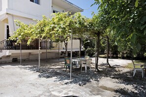 Outdoor dining - Apartment 'Heaven's Resort' with Mountain View, Wi-Fi and Air Conditioning (Zakynthos)