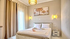 Ein Schlafzimmer mit einem Bett, einem Nachttisch, einem Gemälde und zwei Wandlampen.