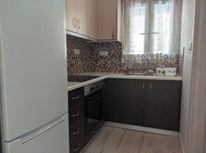 Fridge, oven, stovetop, coffee/tea maker