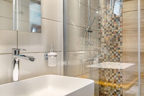 Dusche, Haartrockner, Handtücher
