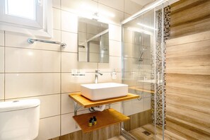 Dusj, hårføner og håndklær