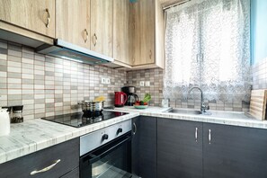 Fridge, oven, stovetop, coffee/tea maker