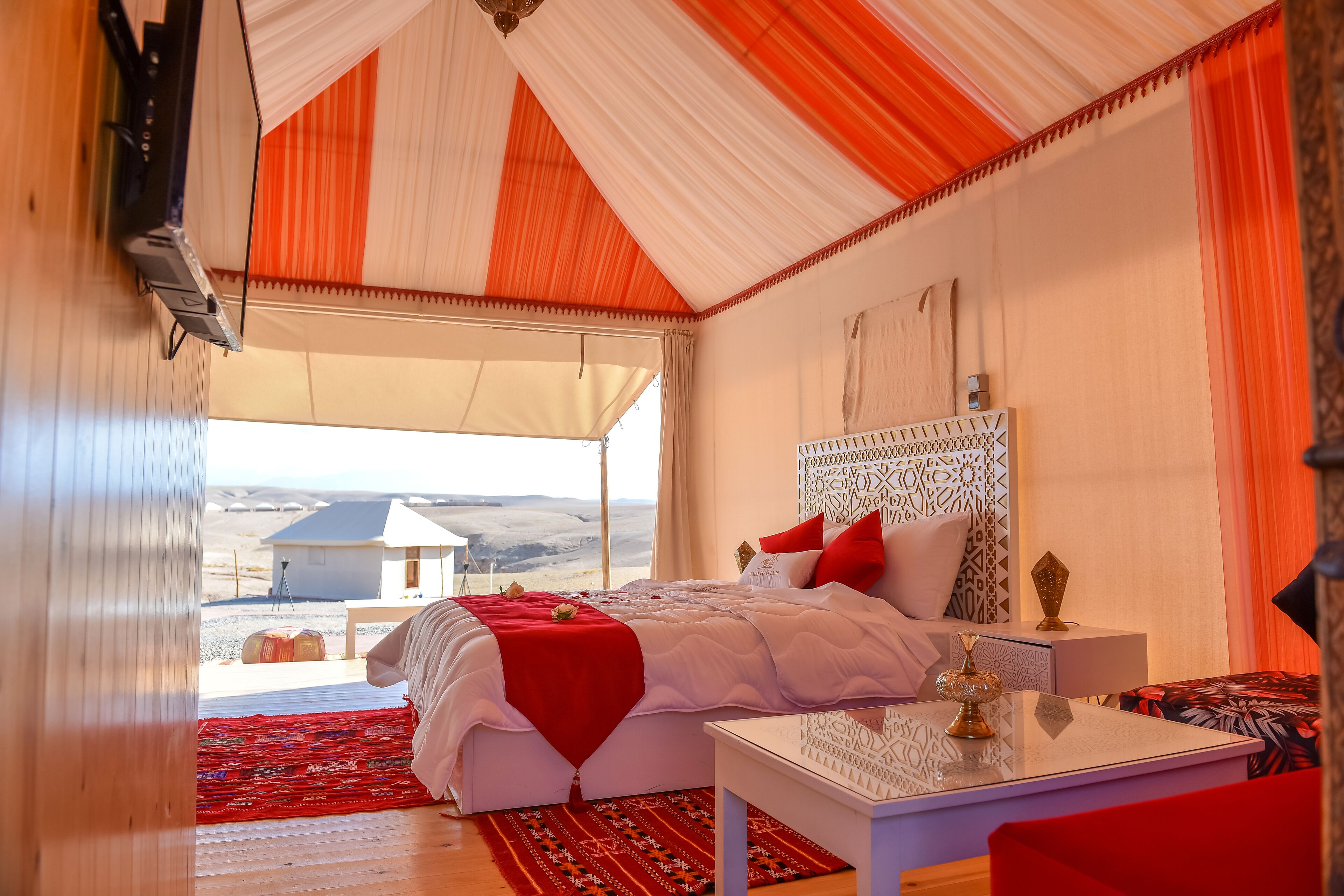 Une chambre avec un grand lit, une table de chevet et une vue sur le paysage.