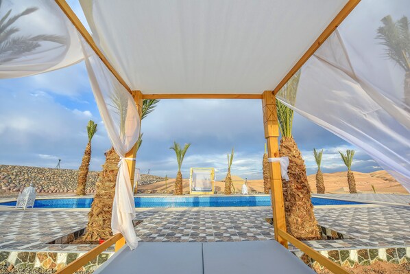 Piscine extérieure, parasols de plage, chaises longues
