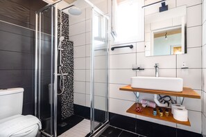 シャワー、ヘアドライヤー、タオル