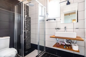 Suihku, hiustenkuivaaja, pyyhkeet